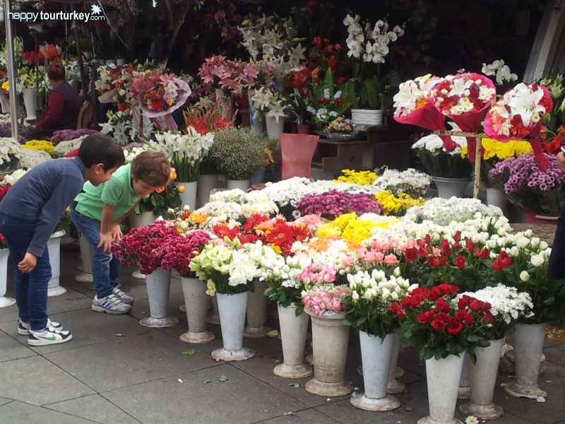 Flowe Shops in Taksim, İstanbul, Emirhan Uysal and Berkay Suna